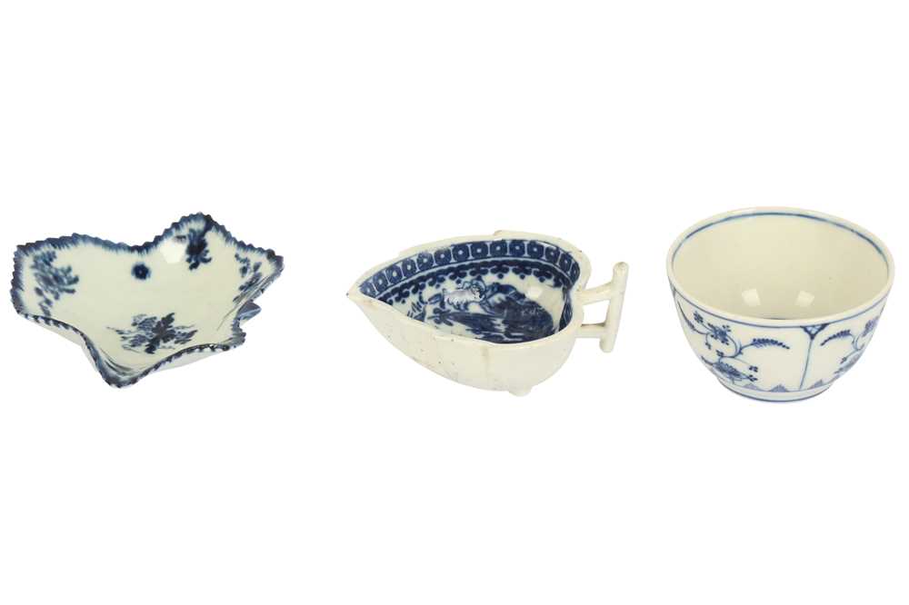 Lot 21 - An 18th century Worcester blue and white porcelain leaf shaped pickle dish