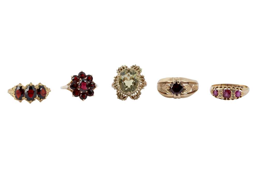 Lot 205 - A collection of rings