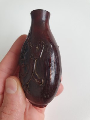 Lot 411 - λ A CHINESE RHINOCEROS HORN 'CHILONG' SNUFF BOTTLE.