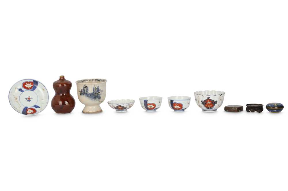 Lot 681 - A SMALL COLLECTION OF JAPANESE PORCELAIN AND CLOISONNÉ ENAMEL BOXES AND COVERS.