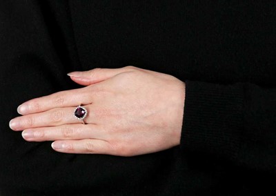 Lot 88 - A garnet and diamond cluster ring
