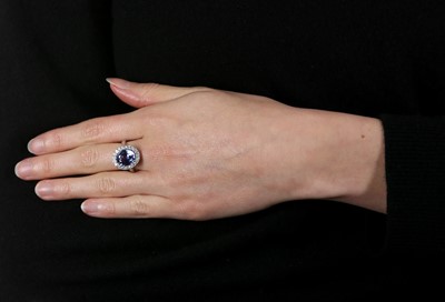 Lot 39 - A tanzanite and diamond cluster ring