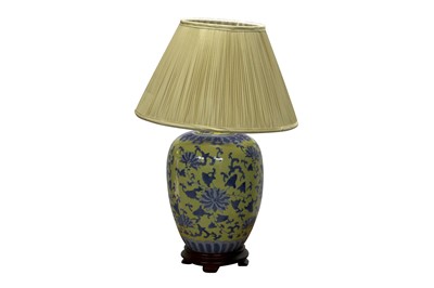 Lot 632 - Four contemporary Chinese porcelain table lamps