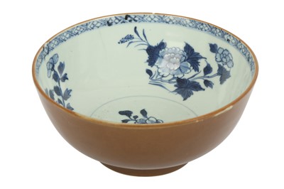 Lot 352 - An 18th century Chinese Nanking cargo blue and white and cafe-au-lait porcelain bowl