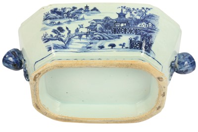 Lot 353 - An 18th century Chinese blue and white porcelain tureen and cover