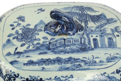 Lot 353 - An 18th century Chinese blue and white porcelain tureen and cover