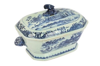 Lot 353 - An 18th century Chinese blue and white porcelain tureen and cover