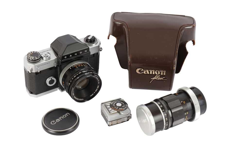 Lot 464 - A Canon R2000 SLR Camera Outfit