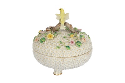 Lot 45 - A late 19th/early 20th century Dresden Schneeballen porcelain circular box and cover