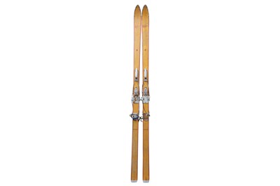 Lot 544 - A pair of 'Hofer' skis