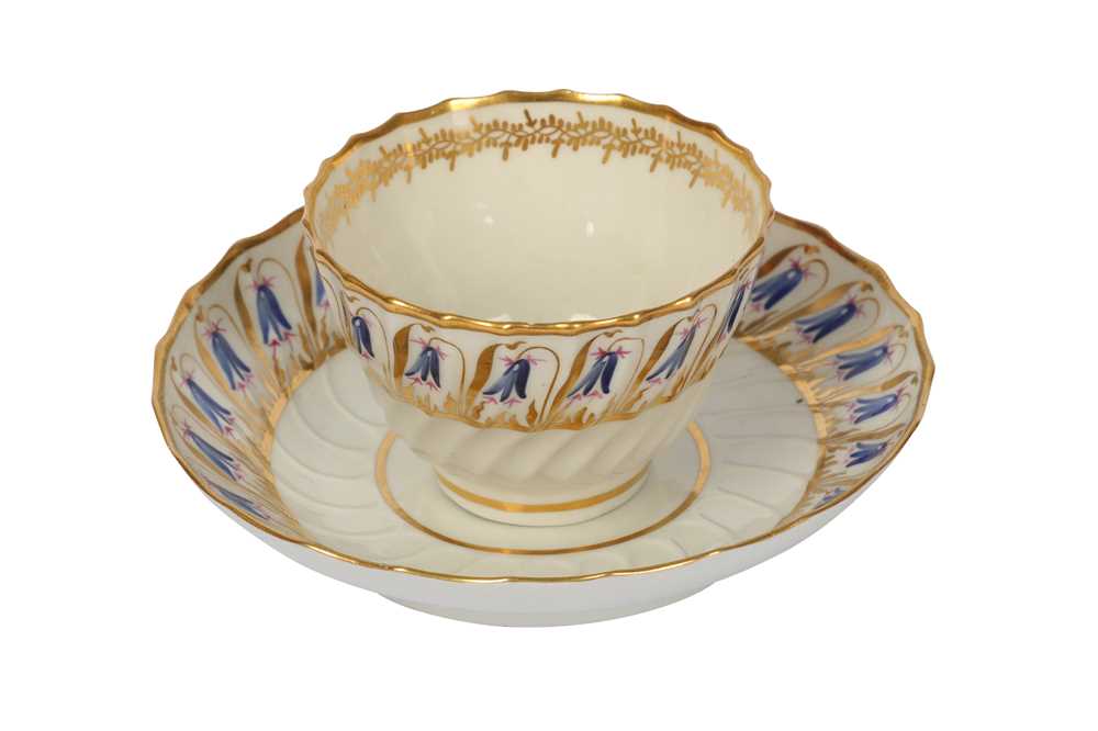 Lot 26 - A late 18th century Worcester porcelain tea bowl and saucer