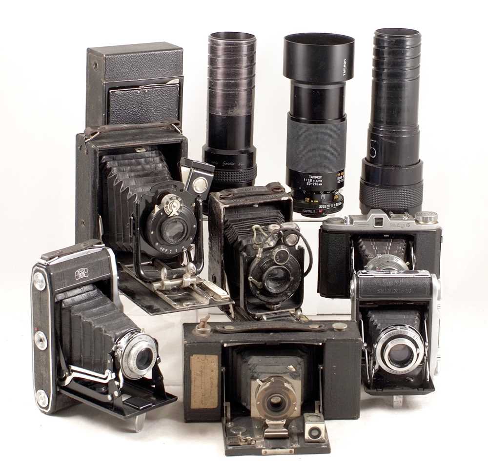 Lot 563 - Vendor's End Lot, inc Folding Cameras