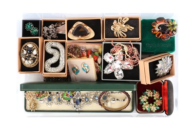 Lot 236 - A quantity of costume jewellery items