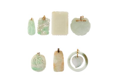 Lot 475 - A GROUP OF SEVEN CHINESE JADE AND JADEITE PENDANTS