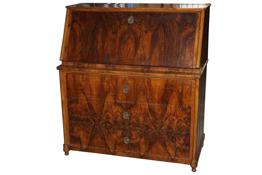 Lot 538 - A SOUTH GERMAN FIGURED WALNUT BIDERMEIER STYLE BUREAU, EARLY 20TH CENTURY