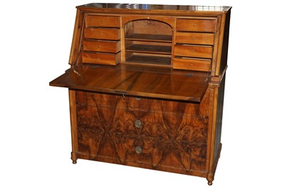 Lot 538 - A SOUTH GERMAN FIGURED WALNUT BIDERMEIER STYLE BUREAU, EARLY 20TH CENTURY