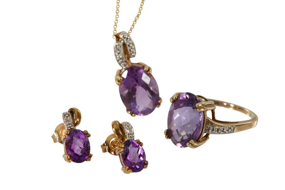 Lot 46 - AN AMETHYST PENDANT NECKLACE, RING AND EARRING SUITE