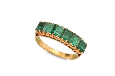 Lot 50 - An emerald necklace and ring