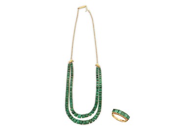 Lot 50 - An emerald necklace and ring