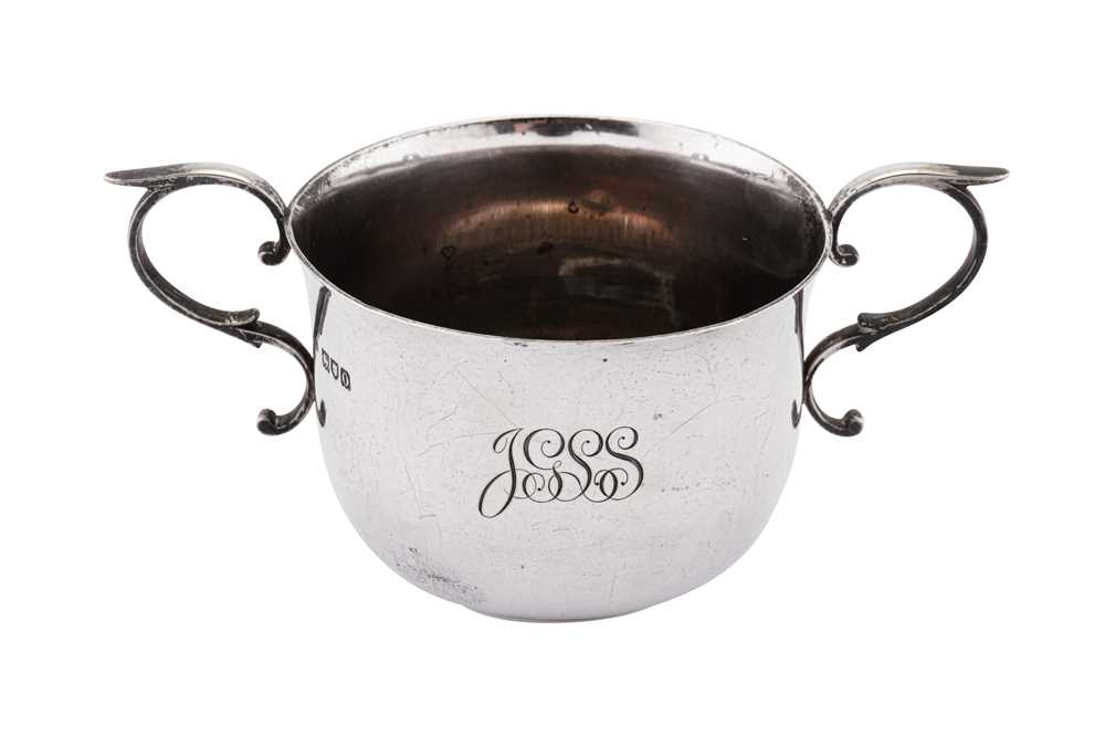 Lot 288 - An Edwardian sterling silver porringer bowl, London 1909 by John Henry Rawlings