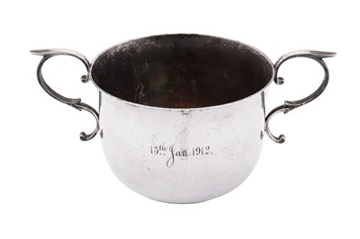 Lot 288 - An Edwardian sterling silver porringer bowl, London 1909 by John Henry Rawlings