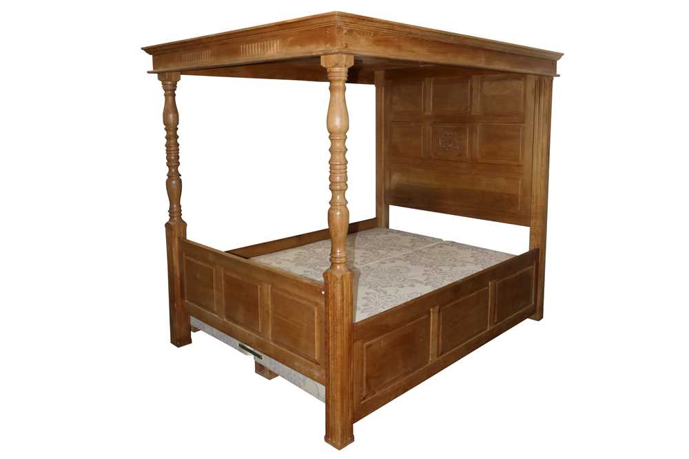 Lot 571 - A PALE OAK FOUR POST TESTER BED, IN THE TUDOR STYLE, 20TH CENTURY