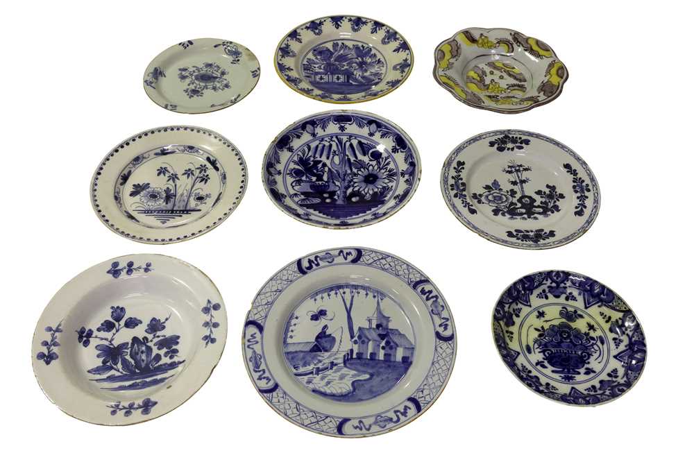 Lot 146 - AN ENGLISH BLUE AND WHITE TIN GLAZED EARTHENWARE POTTERY PLATE, 17TH/18TH CENTURY