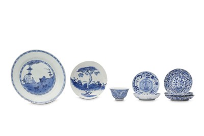 Lot 668 - A COLLECTION OF CHINESE BLUE AND WHITE PORCELAIN.