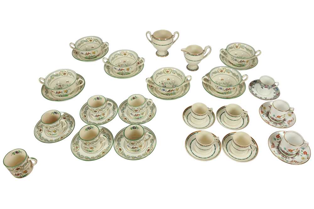 Lot 263 - A COPELAND SPODE CHINA MAYFAIR PATTERN PART DINNER AND COFFEE SERVICE
