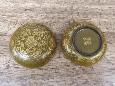 Lot 525 - A CHINESE GILT-DECORATED TEADUST-GLAZED CIRCULAR BOX AND COVER.