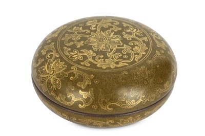 Lot 525 - A CHINESE GILT-DECORATED TEADUST-GLAZED CIRCULAR BOX AND COVER.