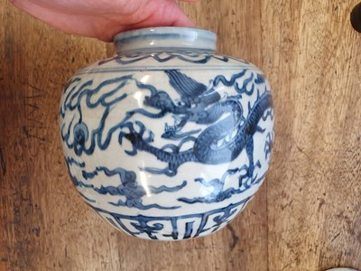 Lot 506 - A CHINESE BLUE AND WHITE 'DRAGON AND PHOENIX' JAR.