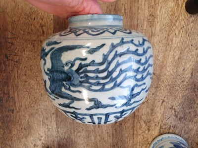Lot 506 - A CHINESE BLUE AND WHITE 'DRAGON AND PHOENIX' JAR.