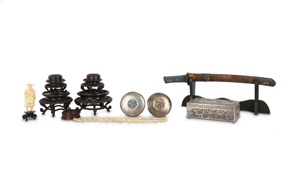 Lot 700 - λ A SMALL COLLECTION OF ASIAN ITEMS.