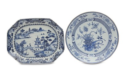 Lot 367 - A CHINESE BLUE AND WHITE CHARGER AND A TUREEN STAND.