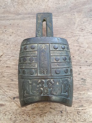 Lot 468 - A SMALL CHINESE ARCHAIC BRONZE BELL.