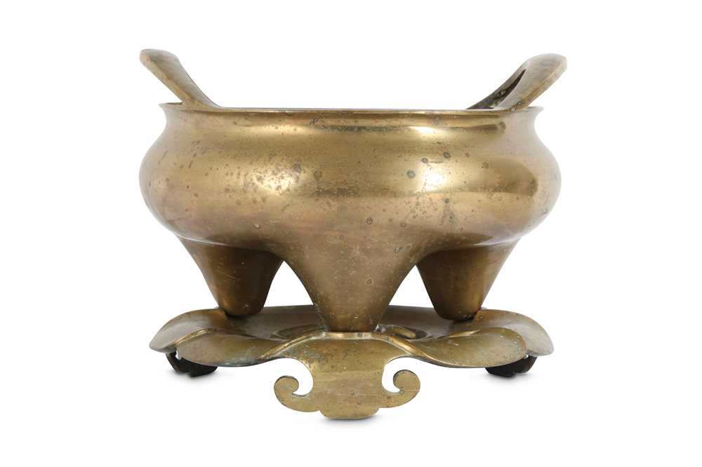 Lot 379 - A MASSIVE CHINESE BRONZE TRIPOD INCENSE BURNER AND STAND.