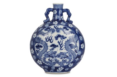 Lot 315 - A CHINESE BLUE AND WHITE 'DRAGON' MOON FLASK.
