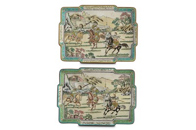 Lot 135 - A PAIR OF CHINESE FAMILLE ROSE CANTON ENAMEL 'WARRIORS' TRAYS.
