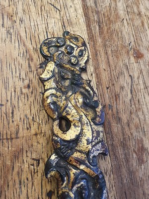 Lot 475 - A CHINESE GILT BRONZE 'CHILONG' BELT BUCKLE.