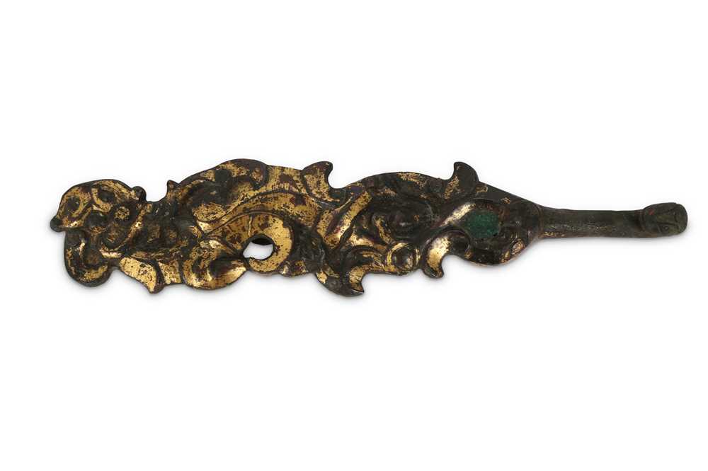 Lot 475 - A CHINESE GILT BRONZE 'CHILONG' BELT BUCKLE.