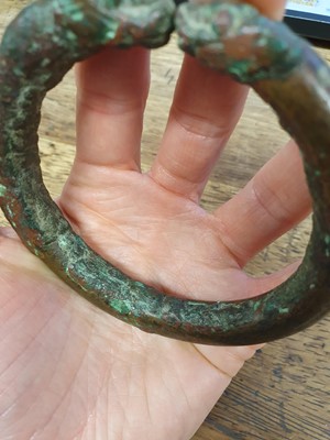 Lot 476 - A CHINESE BRONZE BRACELET.