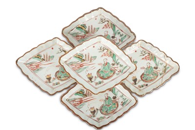 Lot 571 - A SET OF FIVE CHINESE FAMILLE VERTE TRAYS.