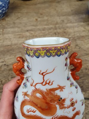 Lot 542 - A CHINESE FAMILLE ROSE 'DRAGON' VASE, HU.