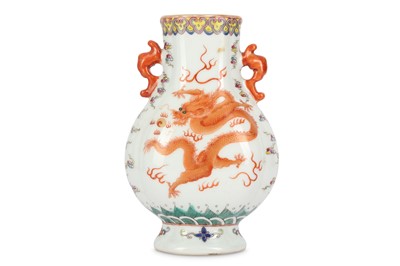Lot 542 - A CHINESE FAMILLE ROSE 'DRAGON' VASE, HU.