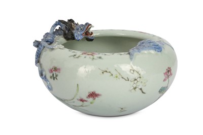 Lot 591 - A CHINESE FAMILLE ROSE 'DRAGON AND BAT' WASHER.