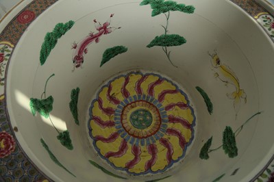 Lot 162 - A LARGE CHINESE PORCELAIN FAMILLE VERT JARDINIÈRE OR FISH BOWL, LATE 19TH CENTURY