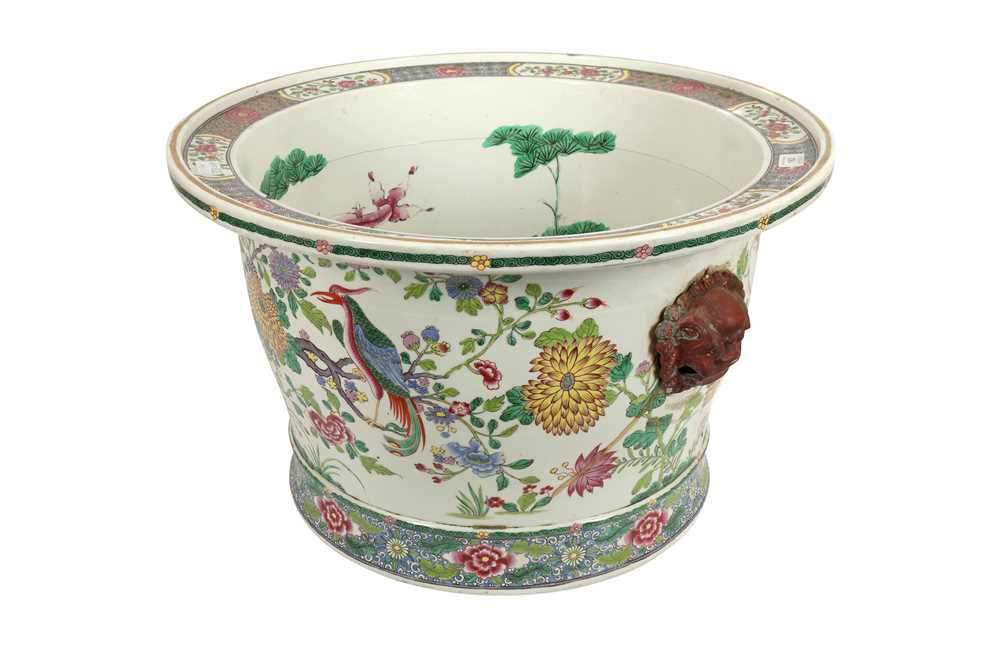 Lot 162 - A LARGE CHINESE PORCELAIN FAMILLE VERT JARDINIÈRE OR FISH BOWL, LATE 19TH CENTURY