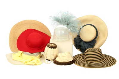 Lot 211 - A COLLECTION OF VINTAGE HATS