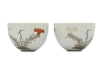 Lot 13 - A PAIR OF CHINESE FAMILLE VERTE 'CHICKEN' CUPS.